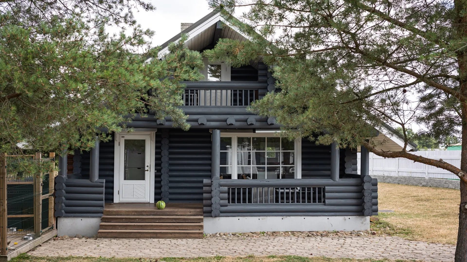 Medinių fasadų dažymas